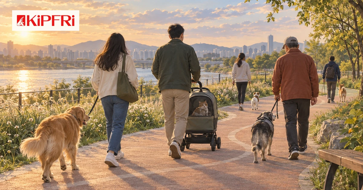 다양한 연령의 보호자들이 개들과 고양이 유모차를 곁에 두고 강변 산책길을 함께 걷는 뒷모습